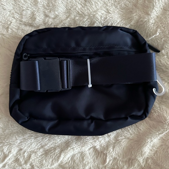 Gaiam waist pack in navy - Picture 2 of 5